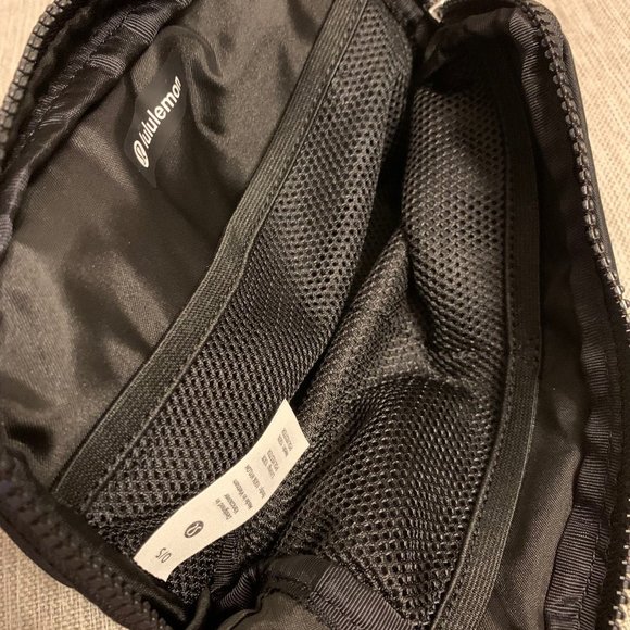 Lululemon Everywhere Belt Bag Black - Picture 6 of 6